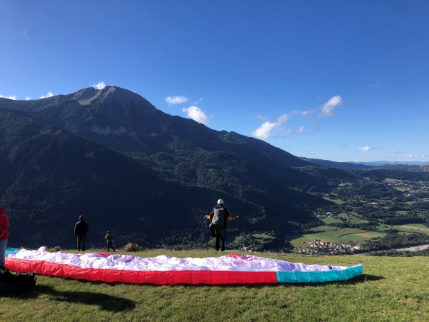 Photo d'un parapente et de la montagne